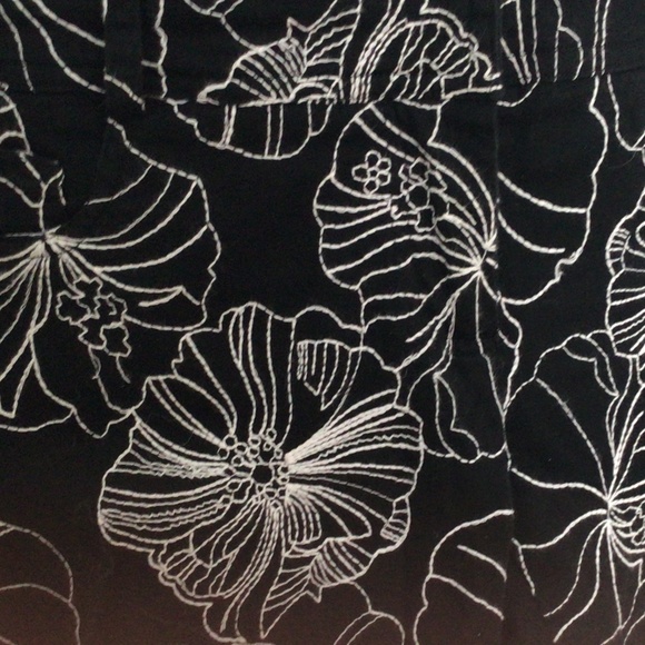 Cache Bermuda Black White Flowers Shorts - Picture 2 of 10